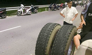 Sáng 15/7: Hãi hùng bánh xe container văng trúng đại úy công an khiến tử vong, tài xế có thể lãnh 10 năm tù