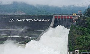 Mở tiếp cửa xả thủy điện Hòa Bình ứng phó với mưa lớn