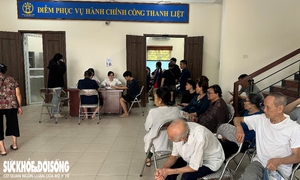 Người già không có lương hưu phấn khởi khi được nhận trợ cấp