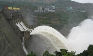 Mở tiếp cửa xả đáy thứ 3 thủy điện Hòa Bình ứng phó với mưa lớn