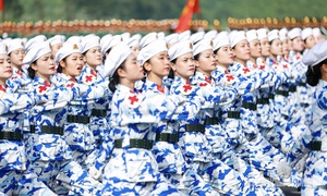 Khối nữ Quân y ‘khoe’ khí chất trong bộ quân phục rằn ri hiện đại