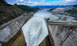 Lưu lượng nước về hạ du lớn, đề nghị Thủy điện Hòa Bình đóng 2 cửa xả đáy