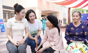 Khám sức khoẻ, cấp phát thuốc miễn phí các gia đình chính sách, hoàn cảnh khó khăn xã đảo Minh Châu