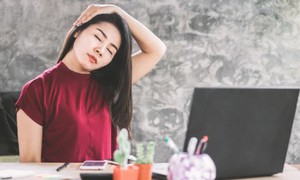 Bài tập giảm căng thẳng, cải thiện tư thế tại bàn làm việc