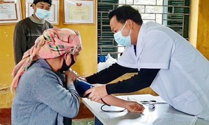 Nhiệm vụ của nhân viên y tế thôn bản là gì?