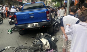 Hà Nội: Ô tô tông liên hoàn nhiều xe máy tại phố Khâm Thiên