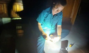 Buộc dây quanh người, Chỉ huy quân sự xã lao vào lũ cứu 5 ngưòi dân