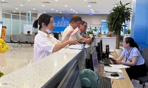 Hà Nội khuyến khích nộp hồ sơ trực tuyến để chặn 'cò mồi' làm giấy tờ