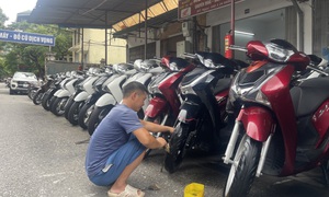 Trước lộ trình cấm xe xăng, chợ xe máy lớn nhất Hà Nội: 'Trước bán 10, giờ mất 9'