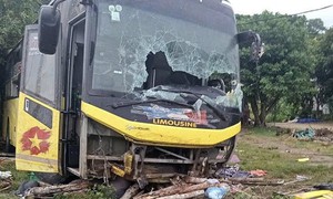 Giây phút xe khách lật kinh hoàng: Nhiều tiếng la hét, kêu cứu, có người bị hất văng ra ngoài