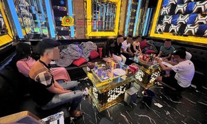 Nhóm nam nữ 'bay lắc' bằng ma túy tại 2 quán karaoke