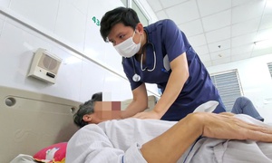 Ăn tiết canh, nem sống, 2 người đ&#224;n &#244;ng mắc li&#234;n cầu khuẩn lợn bị điếc vĩnh viễn