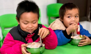 Cải thiện dinh dưỡng cho học sinh vùng cao nhờ bữa ăn bán trú