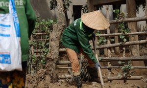 Người dân vùng lũ Nghệ An được hỗ trợ hơn 3.600 thùng nước uống đóng chai