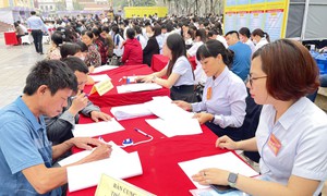 Đến tuổi nghỉ hưu nhưng chưa đủ thời gian đóng BHXH có được thực hiện tiếp hợp đồng lao động?