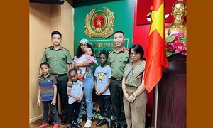 Hỗ trợ 5 công dân Nigeria vi phạm pháp luật về cư trú hồi hương an toàn