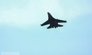 Tiêm kích Su-30MK2 trình diễn kỹ thuật bay 'khoan xoắn' tại Quảng trường Ba Đình