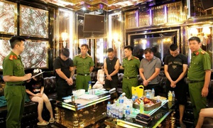 Phá ổ ma túy trong quán karaoke hạng sang, khởi tố 20 đối tượng
