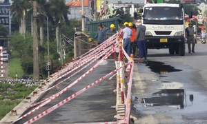 Dông lốc trong đêm hất văng lan can và hệ thống đèn chiếu sáng cầu Thái Bình