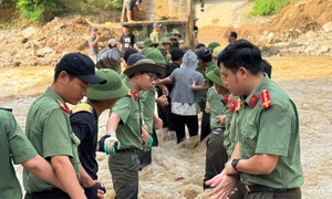 Công an Nghệ An dựng 'hàng rào sống' đưa sản phụ vượt lũ