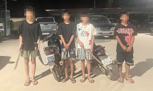Nhóm thiếu niên bịt mặt dùng kiếm tấn công người đi đường