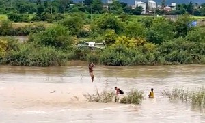 Máy bay không người lái được thiết kế thế nào để cứu được người trong nước lũ?