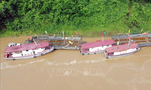 Vận hành lại phà quân sự ở khu vực cầu Phong Châu