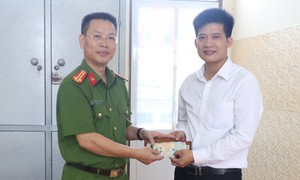 Trên đường đến nhà chị gái, Trung tá công an nhặt được số tiền lớn cùng nhiều giấy tờ cá nhân