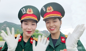 Duyên gặp gỡ của hai nữ chiến sĩ tên Linh trên thao trường diễu binh