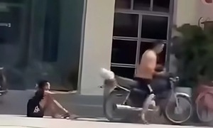 Búc xúc bé trai bị bố xích chân kéo lê trên đường phố