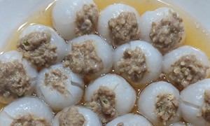Vải nhồi thịt hấp gây bão mạng: Những ai ăn được món này?
