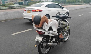 Đà Nẵng: Xử lý người đàn ông điều khiển xe máy thả hai tay, nằm ngửa trên đường phố