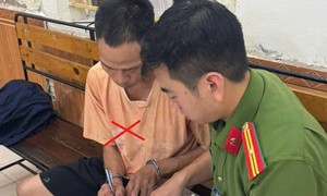 Hé lộ nguyên nhân con trai bị bố đẻ xích chân kéo lê trên đường phố Hải Phòng