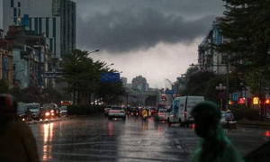 Hà Nội mưa dông kèm lốc sét mạnh, khuyến cáo người dân hạn chế ra ngoài