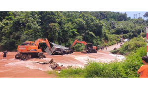 Mưa lớn gây sạt lở nghiêm trọng ở xã biên giới, nhiều hộ dân phải di dời khẩn cấp