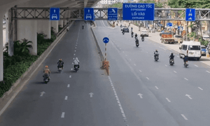 Xe máy 'đại náo' làn ô tô trên đường Phạm Văn Đồng: Do thiếu điểm quay đầu?