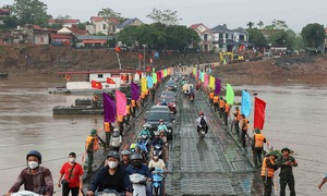 Cầu phao Phong Châu hoạt động trở lại sau khi tạm dừng vì nước sông lên cao