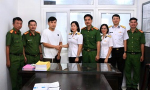 Nhặt được chiếc ví, nữ sĩ quan Hải quân giao nộp cho công an trả lại người đánh mất