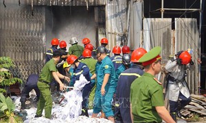 Cháy kho chứa vải phế liệu trong khu dân cư Đà Nẵng