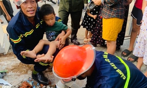 Gần 2 giờ phá bê tông, cứu cháu bé mắc kẹt ở ống thoát nước