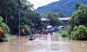 Lũ sông Mã lên tiến sát mức lịch sử năm 1975, dùng trực thăng cứu nạn 8 người mắc kẹt ở Sơn La