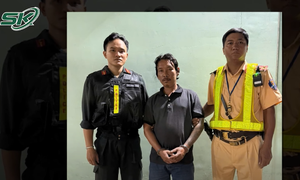 Bị tạm giữ phương tiện, 'ma men' nổi điên rút chìa khóa xe Wave đâm CSGT ngay tại chốt