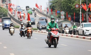 Miền Bắc oi nóng trên 36 độ ở đồng bằng, mưa dông mạnh vùng núi