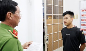 Bắt kẻ yêu cầu con nợ chụp ảnh khỏa thân mới cho vay tiền