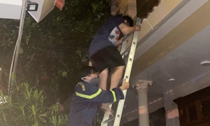 Cứu 5 người thoát khỏi đám cháy căn nhà 2 tầng trong đêm