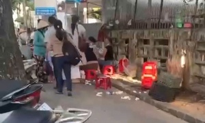 Xôn xao clip người bán hàng vỉa hè ở Huế rửa tô trong chớp nhoáng