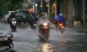 Vùng áp thấp mạnh lên trên Biển Đông gây mưa dông dài ngày cho đất liền nước ta