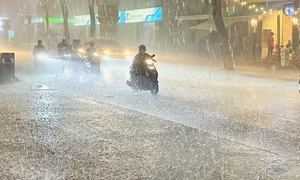 Cập nhật diễn biến mới đợt mưa dông dài ngày ở miền Bắc và miền Trung