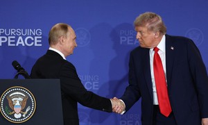 Khoảnh khắc Tổng thống Putin bất ngờ mời ông Trump thăm Nga bằng tiếng Anh