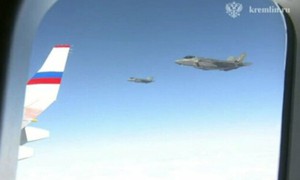 Tiêm kích F-22 Mỹ kèm sát chuyên cơ chở ông Putin
